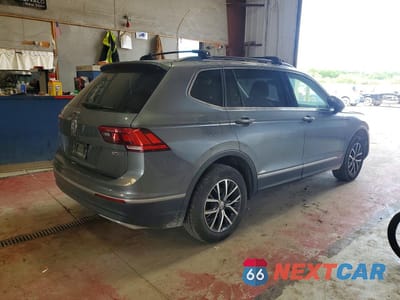 Trzecie zdjęcie samochodu z tyłu: 2020 VOLKSWAGEN TIGUAN SE VIN:3VV2B7AX7LM116600 - miniatura