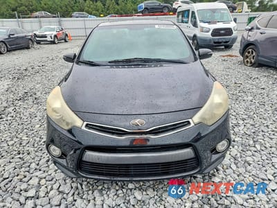 Piąte zdjęcie samochodu w środku: 2016 KIA FORTE KOUP SX VIN:KNAFZ6A31G5601360 - miniatura