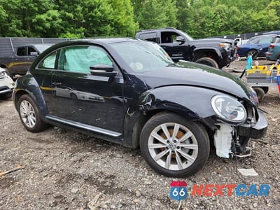 Czwarte zdjęcie samochodu z boku: 2018 VOLKSWAGEN BEETLE S VIN:3VWFD7ATXJM714147 - miniatura