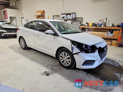 Czwarte zdjęcie samochodu z boku: 2020 HYUNDAI ACCENT SE VIN:3KPC24A6XLE125908 - miniatura