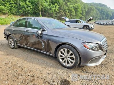Czwarte zdjęcie samochodu z boku: 2019 MERCEDES-BENZ E 300 4MATIC VIN:WDDZF4KB1KA577067 - miniatura