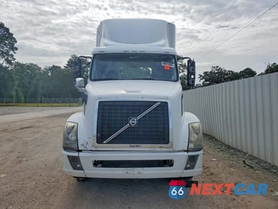 Piąte zdjęcie samochodu w środku: 2016 VOLVO VNL SEMI TRUCK VIN:4V4NC9EG4GN929956 - miniatura