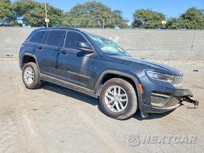 Czwarte zdjęcie samochodu z boku: 2025 JEEP GRAND CHEROKEE LAREDO VIN:1C4RJGAGXS8804884 - miniatura
