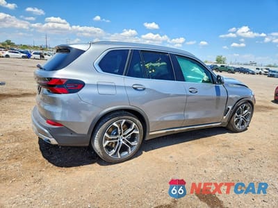 Trzecie zdjęcie samochodu z tyłu: 2026 BMW X5 XDRIVE50E VIN:5UX43EU08T9458934 - miniatura