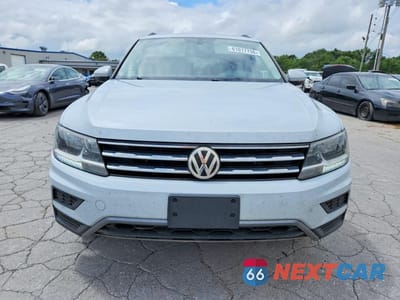Piąte zdjęcie samochodu w środku: 2018 VOLKSWAGEN TIGUAN SE/SEL VIN:3VV3B7AX4JM104681 - miniatura