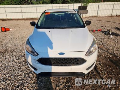 Piąte zdjęcie samochodu w środku: 2018 FORD FOCUS S VIN:1FADP3E22JL227074 - miniatura