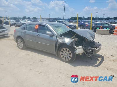 Czwarte zdjęcie samochodu z boku: 2013 CHRYSLER 200 LX VIN:1C3CCBAB3DN635579 - miniatura