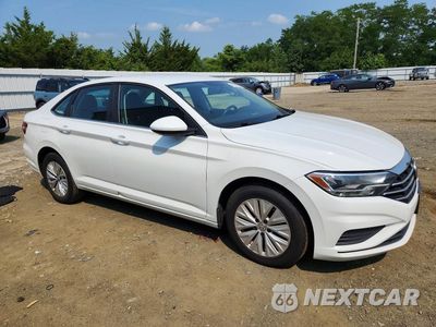 Czwarte zdjęcie samochodu z boku: 2019 VOLKSWAGEN JETTA S VIN:3VWC57BU9KM259302 - miniatura
