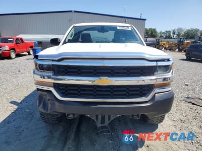 Piąte zdjęcie samochodu w środku: 2018 CHEVROLET SILVERADO K1500 VIN:1GCVKNEH7JZ333353 - miniatura