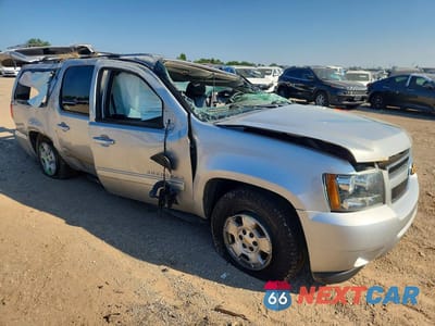 Czwarte zdjęcie samochodu z boku: 2013 CHEVROLET SUBURBAN K1500 LT VIN:1GNSKJE74DR231846 - miniatura