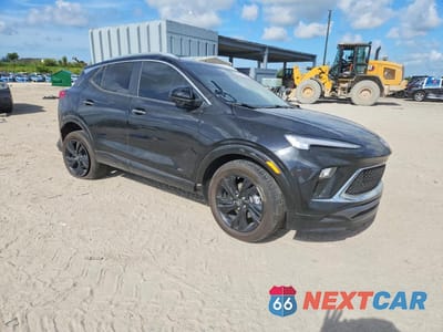 Czwarte zdjęcie samochodu z boku: 2025 BUICK ENCORE GX SPORT TOURING VIN:KL4AMDSLXSB160637 - miniatura