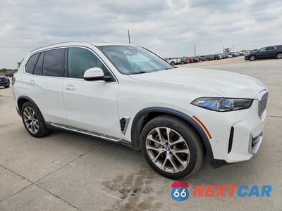 Czwarte zdjęcie samochodu z boku: 2025 BMW X5 XDRIVE50E VIN:5UX43EU06S9X96024 - miniatura