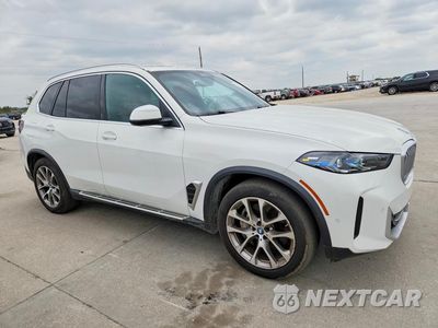 Czwarte zdjęcie samochodu z boku: 2025 BMW X5 XDRIVE50E VIN:5UX43EU06S9X96024 - miniatura