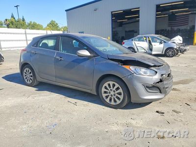 Czwarte zdjęcie samochodu z boku: 2017 HYUNDAI ELANTRA GT BASE VIN:KMHD35LH7HU374466 - miniatura