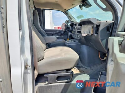 Zdjęcie 11 z 14 samochodu: 2022 GMC SAVANA BOX TRUCK VIN:1GD07RFP8N1165179 - miniatura