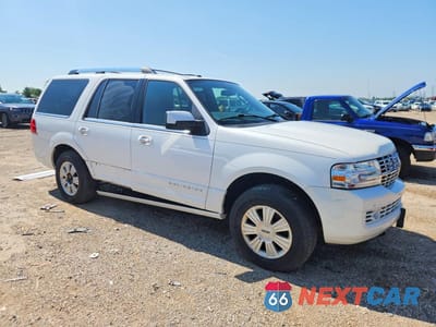Czwarte zdjęcie samochodu z boku: 2013 LINCOLN NAVIGATOR VIN:5LMJJ2J56DEL01767 - miniatura