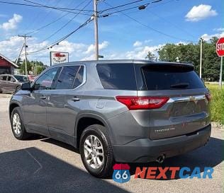 Trzecie zdjęcie samochodu z tyłu: 2018 CHEVROLET TRAVERSE LS VIN:1GNEVFKW2JJ166728 - miniatura