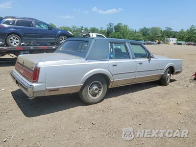 Trzecie zdjęcie samochodu z tyłu: 1986 LINCOLN TOWN CAR VIN:1LNBP96F7GY600543 - miniatura