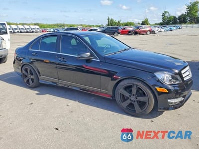 Czwarte zdjęcie samochodu z boku: 2013 MERCEDES-BENZ C 250 VIN:WDDGF4HB5DA797538 - miniatura