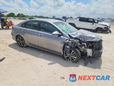 Czwarte zdjęcie samochodu z boku: 2024 KIA FORTE LXS VIN:3KPF24AD9RE749543 - miniatura