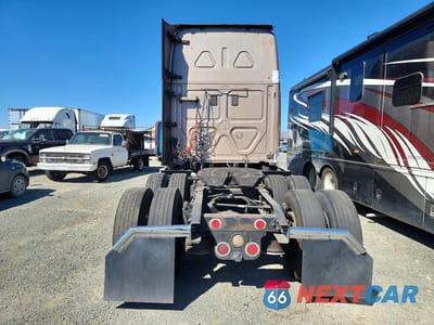 Zdjęcie 6 z 14 samochodu: 2015 FREIGHTLINER CASCADIA SEMI TRUCK VIN:3AKJGLD53FSBT5505 - miniatura