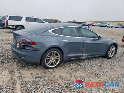 Trzecie zdjęcie samochodu z tyłu: 2013 TESLA MODEL S VIN:5YJSA1AC2DFP10190 - miniatura