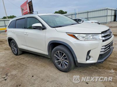 Czwarte zdjęcie samochodu z boku: 2019 TOYOTA HIGHLANDER XLE VIN:5TDKZRFH6KS569872 - miniatura
