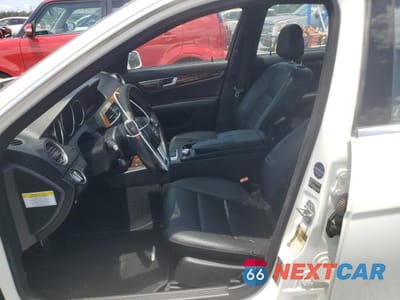 Zdjęcie 7 z 12 samochodu: 2013 MERCEDES-BENZ C 250 VIN:WDDGF4HB6DR266978 - miniatura