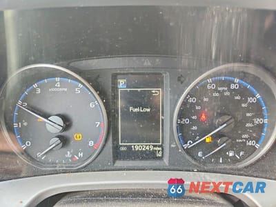 Zdjęcie 9 z 12 samochodu: 2018 TOYOTA RAV4 LE VIN:JTMZFREV9JJ740799 - miniatura