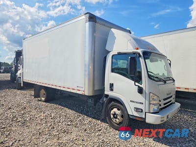 Czwarte zdjęcie samochodu z boku: 2022 ISUZU NPR HD DELIVERY TRUCK VIN:54DC4W1D9NS202803 - miniatura