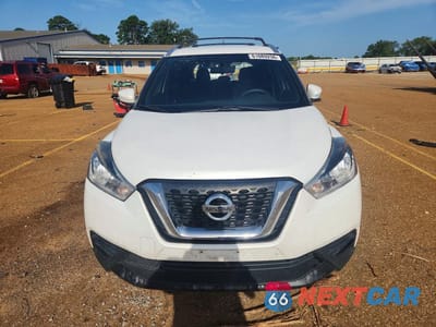 Piąte zdjęcie samochodu w środku: 2018 NISSAN KICKS SV VIN:3N1CP5CU9JL514280 - miniatura