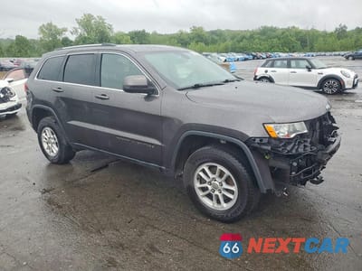 Czwarte zdjęcie samochodu z boku: 2020 JEEP GRAND CHEROKEE LAREDO VIN:1C4RJFAG0LC336852 - miniatura