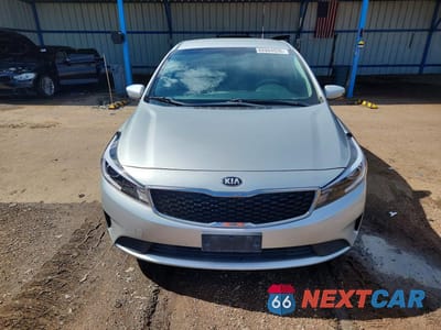 Piąte zdjęcie samochodu w środku: 2018 KIA FORTE LX VIN:3KPFL4A75JE171307 - miniatura