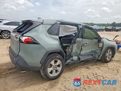 Trzecie zdjęcie samochodu z tyłu: 2021 TOYOTA RAV4 XLE VIN:JTMW1RFV9MD074580 - miniatura