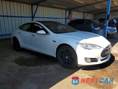 Czwarte zdjęcie samochodu z boku: 2016 TESLA MODEL S VIN:5YJSA1E2XGF124696 - miniatura
