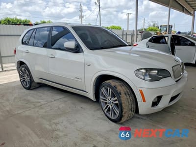 Czwarte zdjęcie samochodu z boku: 2013 BMW X5 XDRIVE50I VIN:5UXZV8C57DL426589 - miniatura
