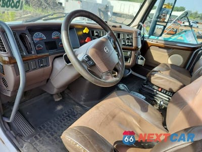 Zdjęcie 8 z 13 samochodu: 2015 VOLVO VNL SEMI TRUCK VIN:4V4NC9EH3FN916963 - miniatura