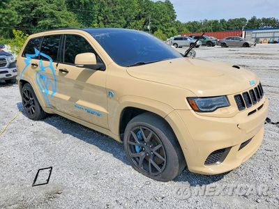 Czwarte zdjęcie samochodu z boku: 2018 JEEP GRAND CHEROKEE TRACKHAWK VIN:1C4RJFN93JC223597 - miniatura
