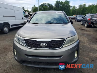 Piąte zdjęcie samochodu w środku: 2015 KIA SORENTO LX VIN:5XYKTCA60FG636117 - miniatura