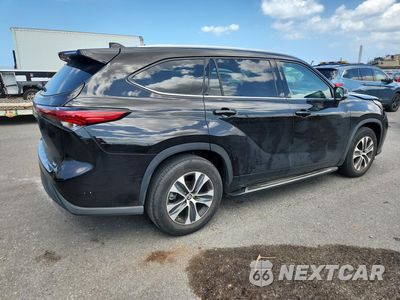 Trzecie zdjęcie samochodu z tyłu: 2022 TOYOTA HIGHLANDER XLE VIN:5TDGZRAHXNS114931 - miniatura