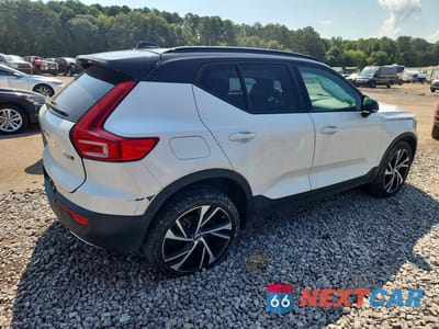 Trzecie zdjęcie samochodu z tyłu: 2020 VOLVO XC40 AWD T5 R-DESIGN VIN:YV4162UM6L2245970 - miniatura