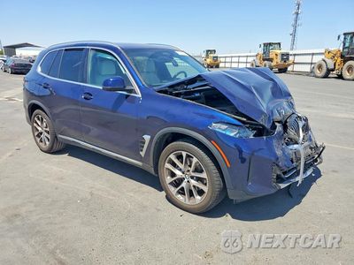 Czwarte zdjęcie samochodu z boku: 2025 BMW X5 XDRIVE40I VIN:5UX23EU07S9Z39456 - miniatura
