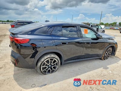 Trzecie zdjęcie samochodu z tyłu: 2026 BMW X2 XDRIVE28I VIN:WBX63GM02T5406425 - miniatura