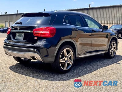 Czwarte zdjęcie samochodu z boku: 2015 MERCEDES-BENZ GLA 250 VIN:WDCTG4EB3FJ139806 - miniatura