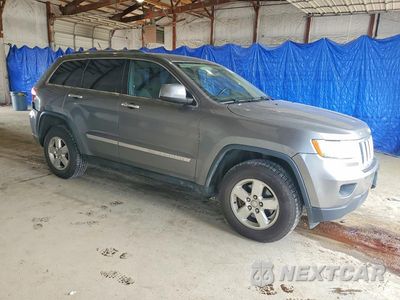 Czwarte zdjęcie samochodu z boku: 2013 JEEP GRAND CHEROKEE LAREDO VIN:1C4RJFAG8DC595185 - miniatura