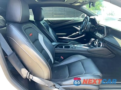 Piąte zdjęcie samochodu w środku: 2018 CHEVROLET CAMARO SS VIN:1G1FH1R73J0131328 - miniatura