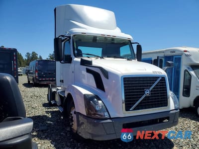 Czwarte zdjęcie samochodu z boku: 2018 VOLVO VNL SEMI TRUCK VIN:4V4N39TG8JN892467 - miniatura