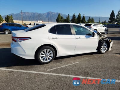 Trzecie zdjęcie samochodu z tyłu: 2018 TOYOTA CAMRY LE VIN:4T1B11HK9JU085136 - miniatura