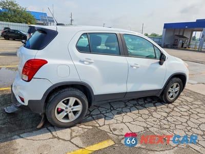Trzecie zdjęcie samochodu z tyłu: 2018 CHEVROLET TRAX LS VIN:KL7CJNSB0JB698828 - miniatura