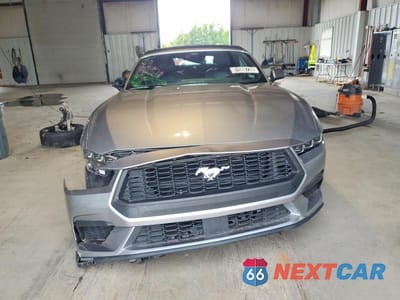 Piąte zdjęcie samochodu w środku: 2025 FORD MUSTANG VIN:1FAGP8UH1S5105618 - miniatura